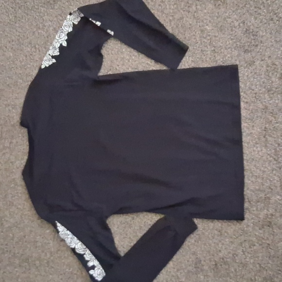 Selena Official Merch Graphic Print Longsleeve Crewneck T- Shirt Black Roses Y2K - Picture 4 of 4